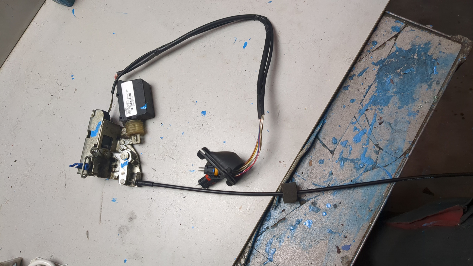 Замок двери передней левой