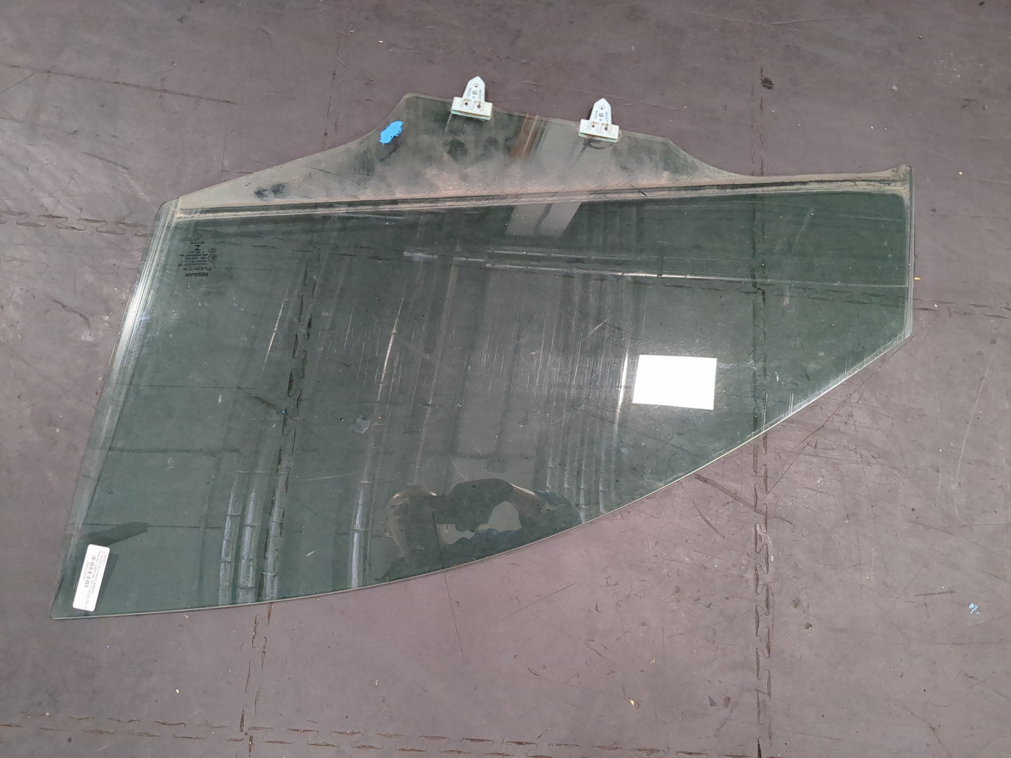 Стекло двери передней левой