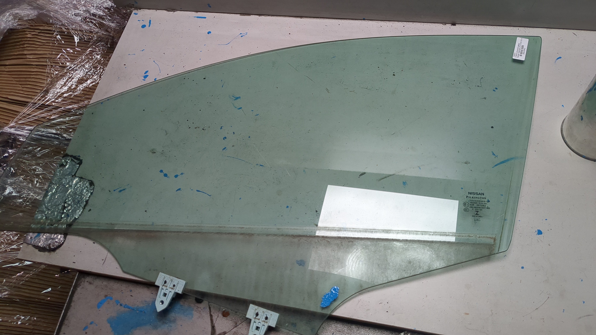 Стекло двери передней левой