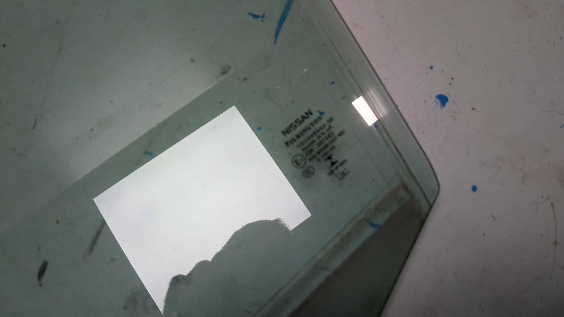 Стекло двери передней левой