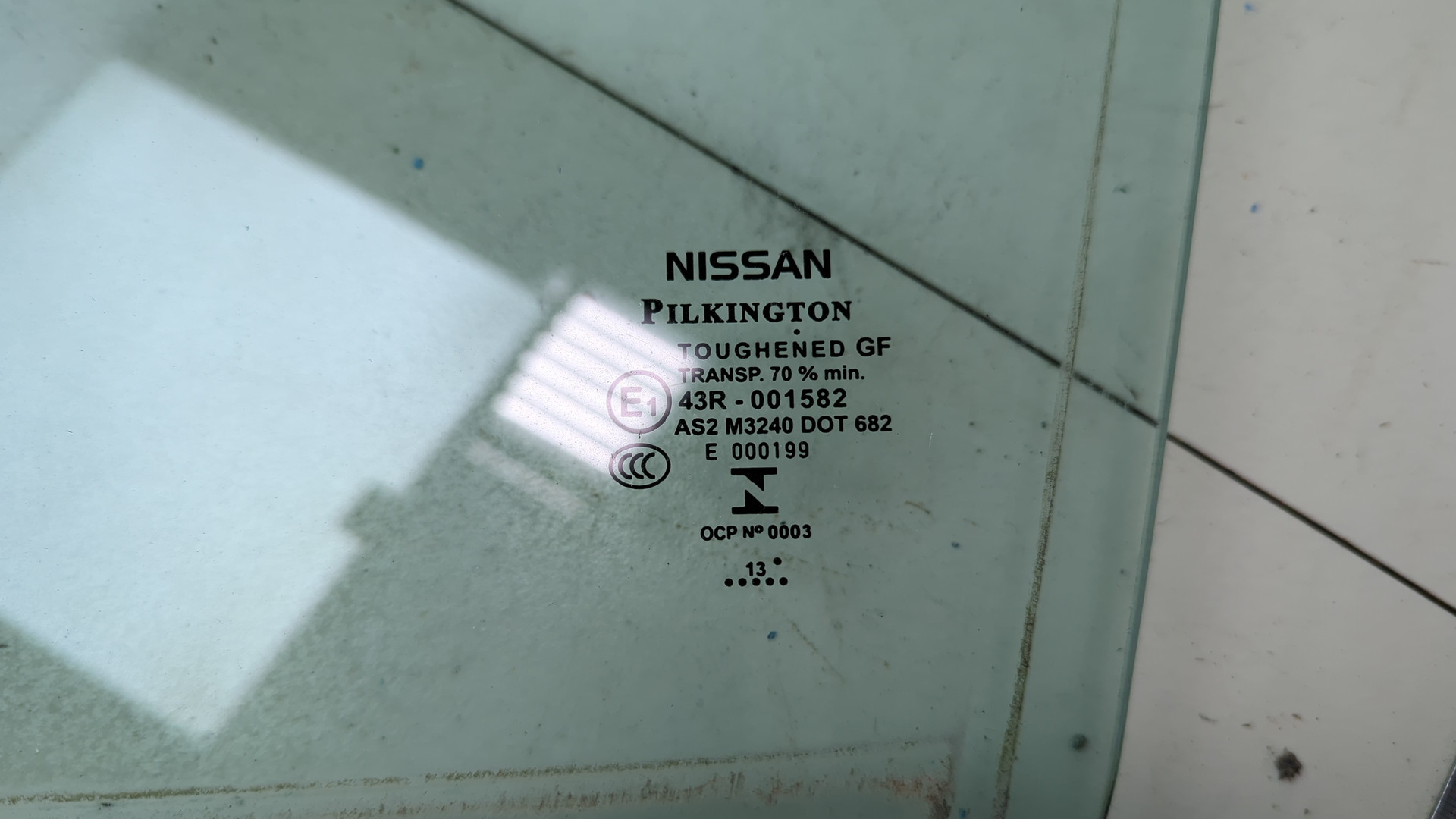 Стекло двери передней левой