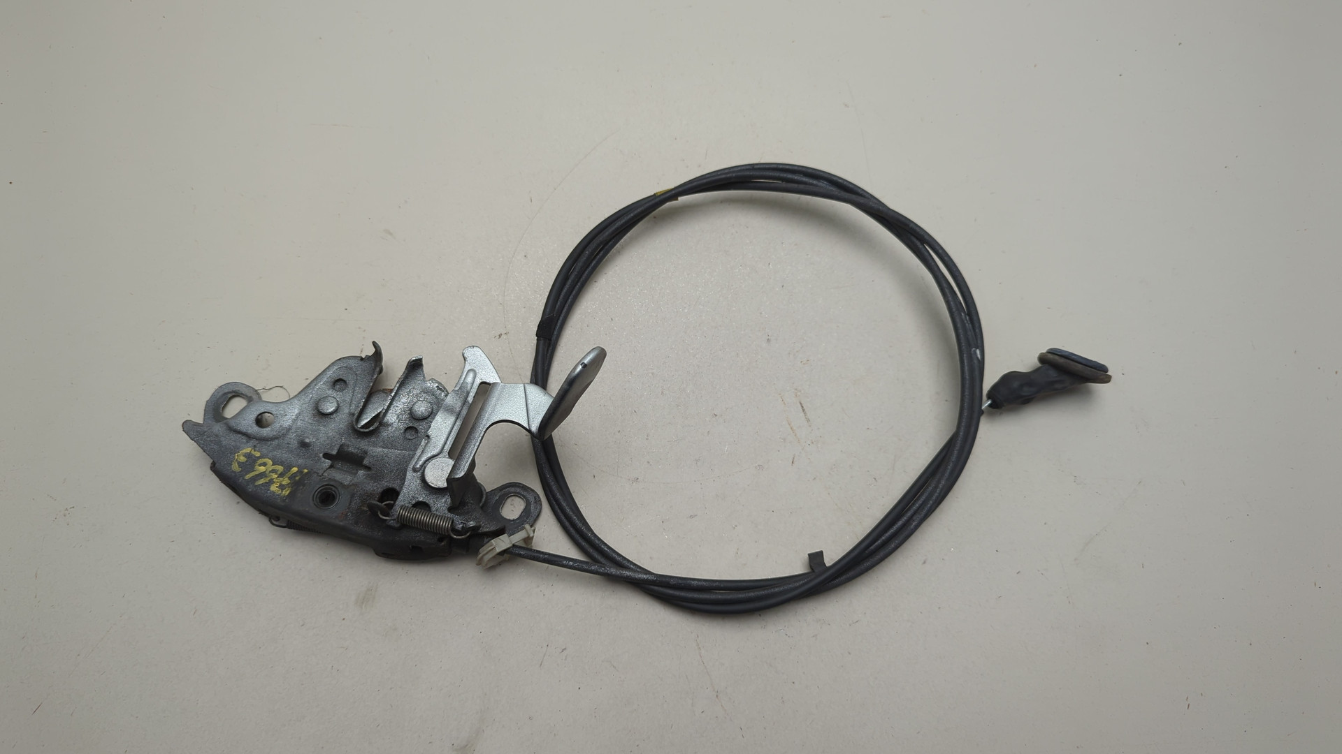 Замок капота