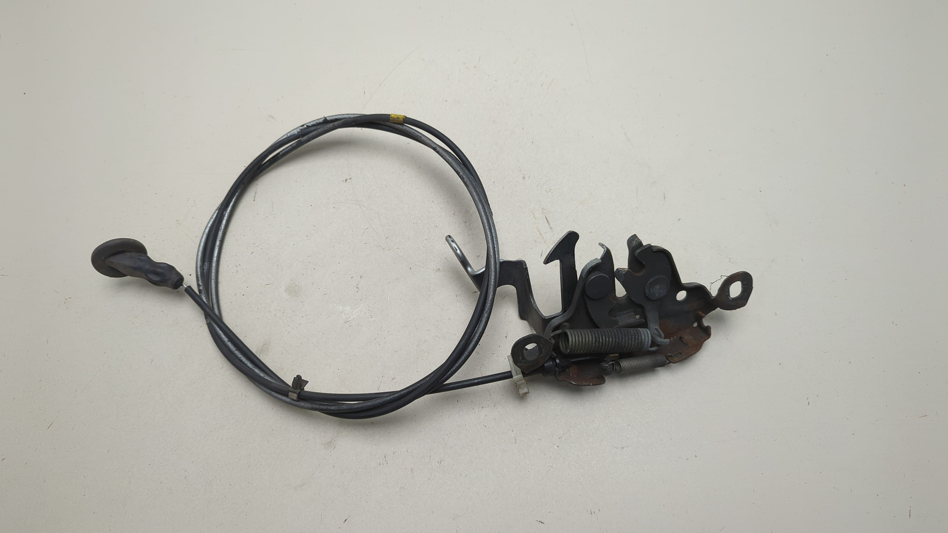 Замок капота