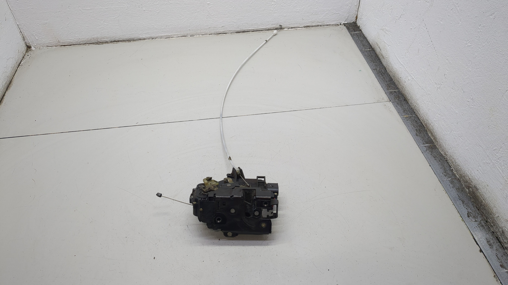 Замок двери передней левой