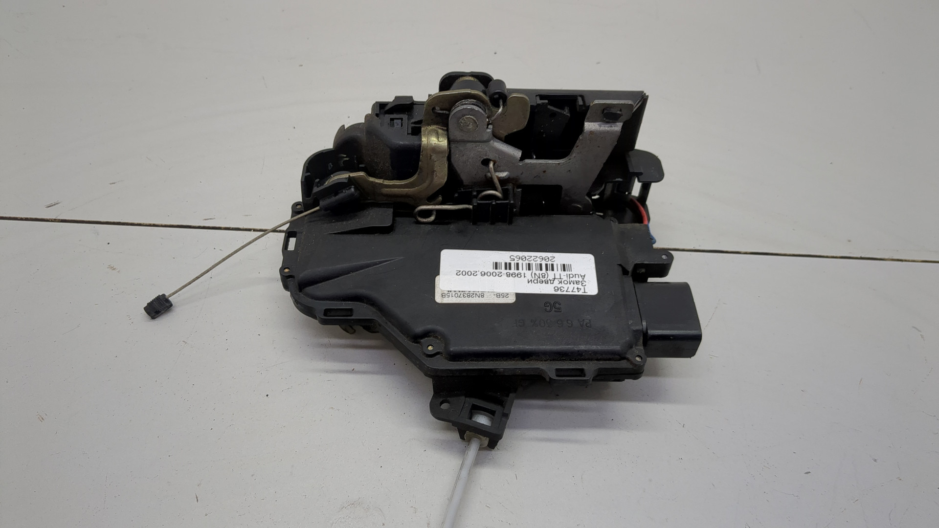 Замок двери передней левой