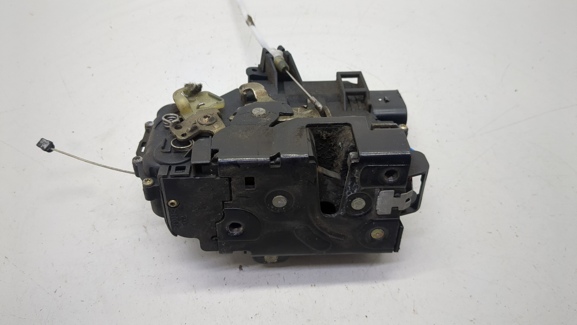 Замок двери передней левой