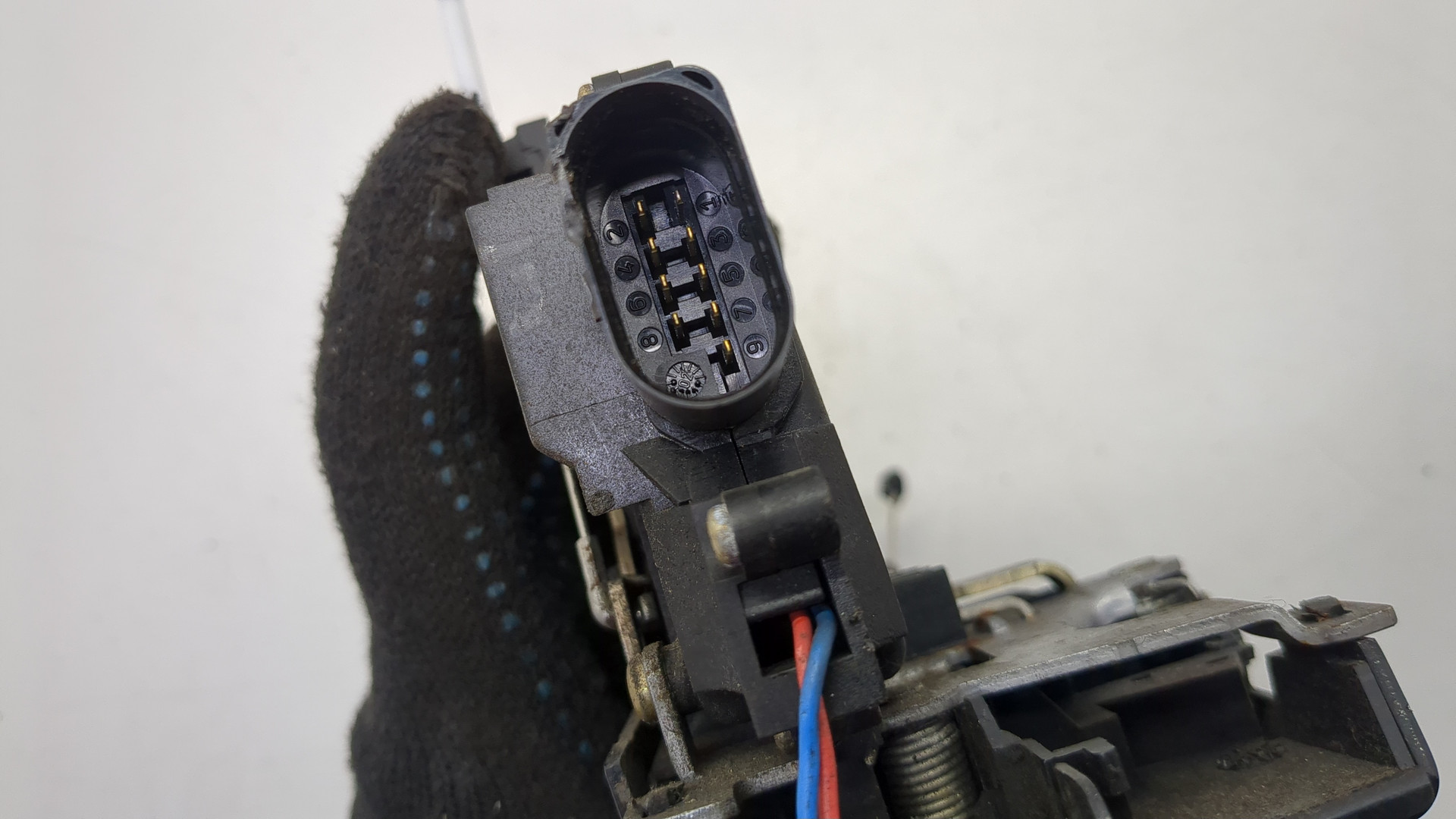 Замок двери передней левой