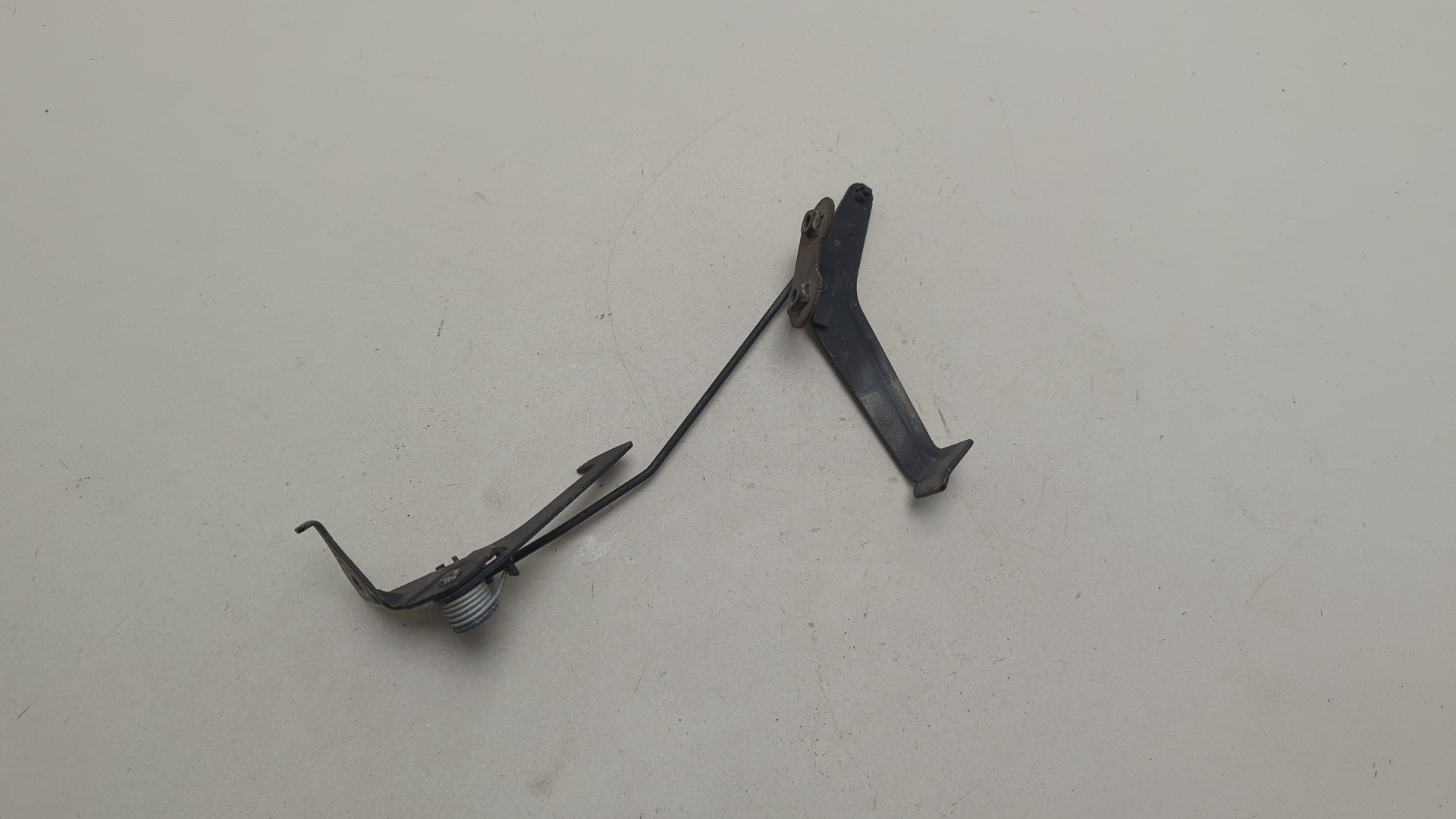 Замок капота