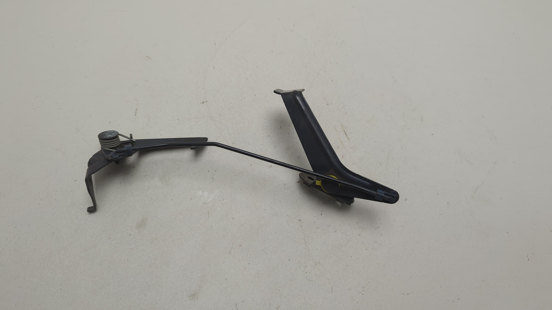 Замок капота