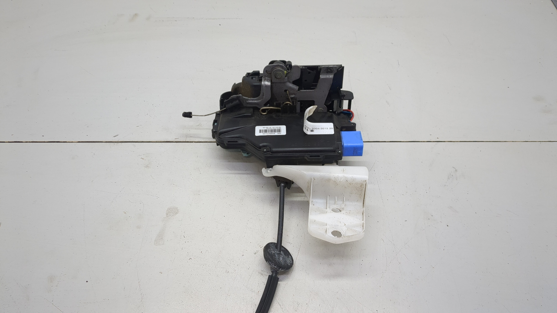 Замок двери передней левой