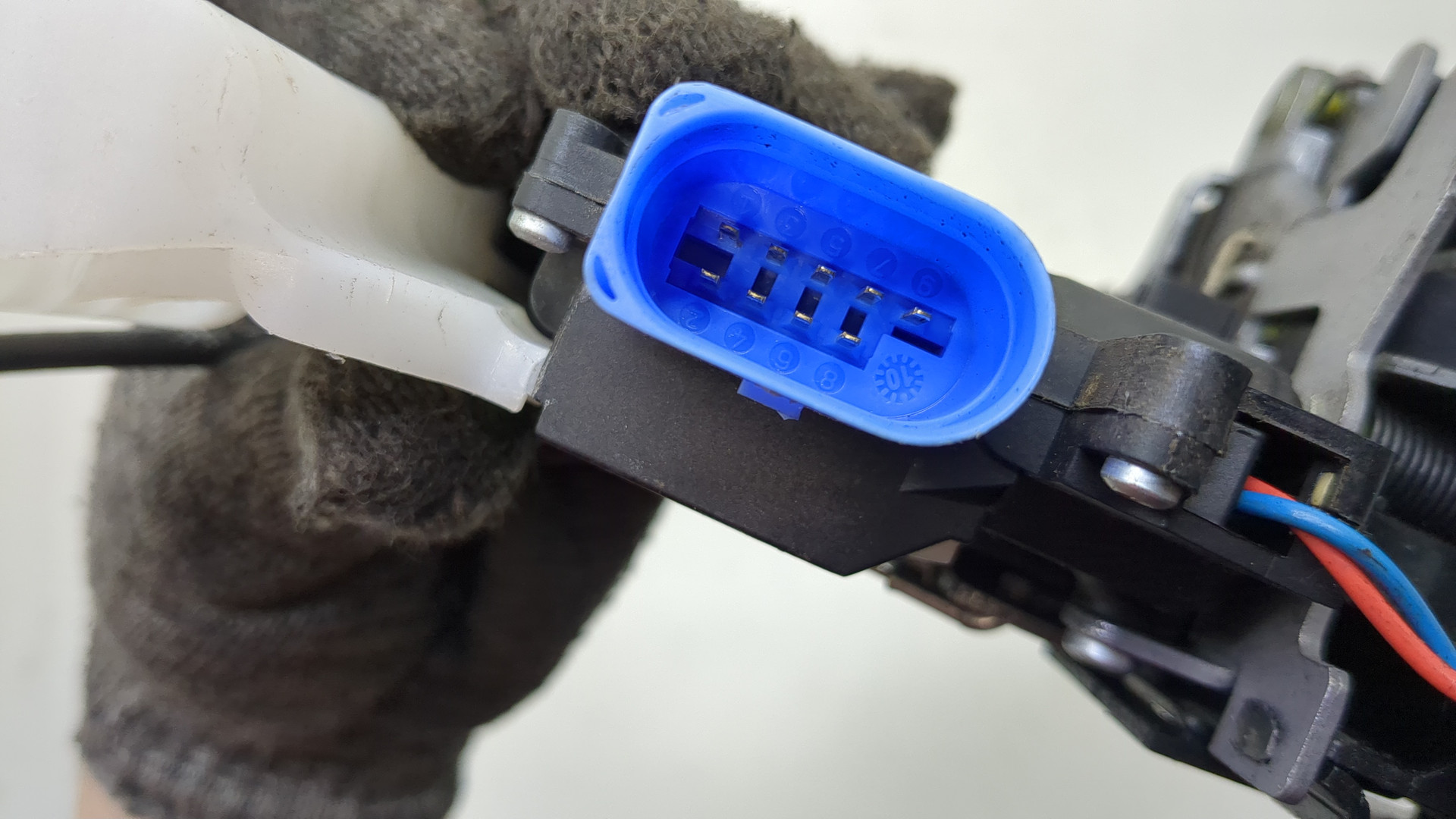 Замок двери передней левой