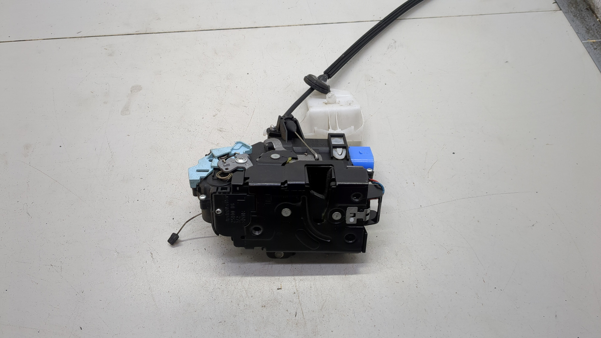 Замок двери передней левой