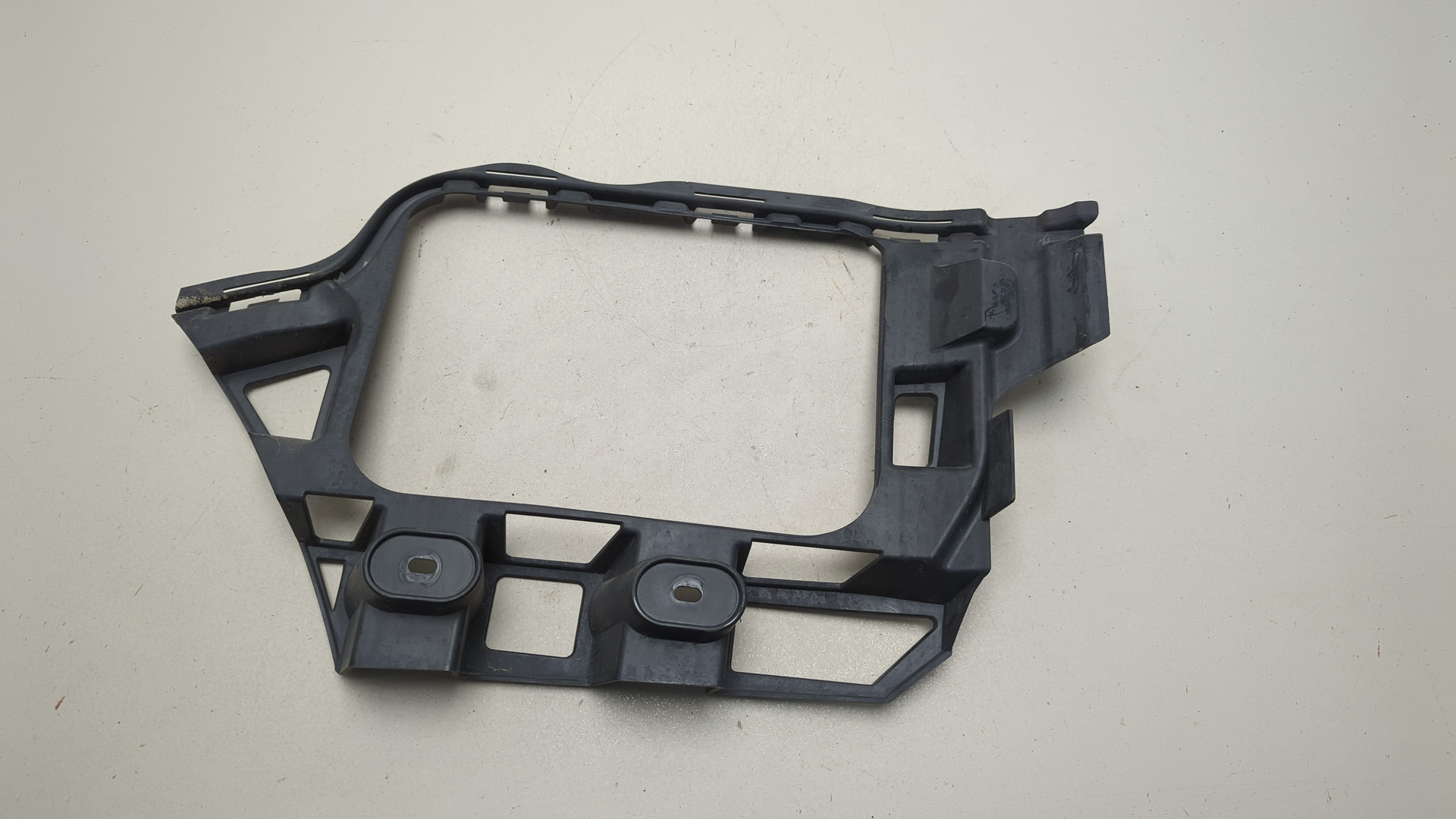 Кронштейн заднего бампера правый