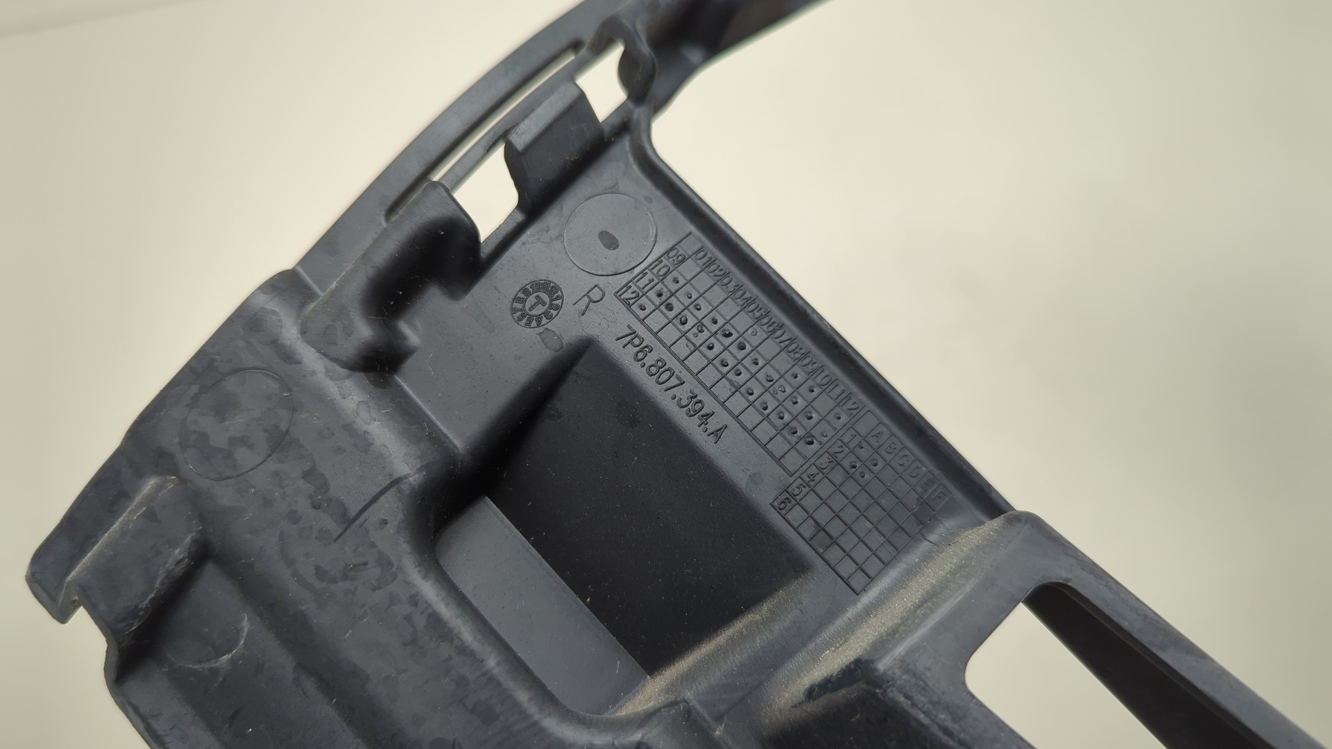 Кронштейн заднего бампера правый