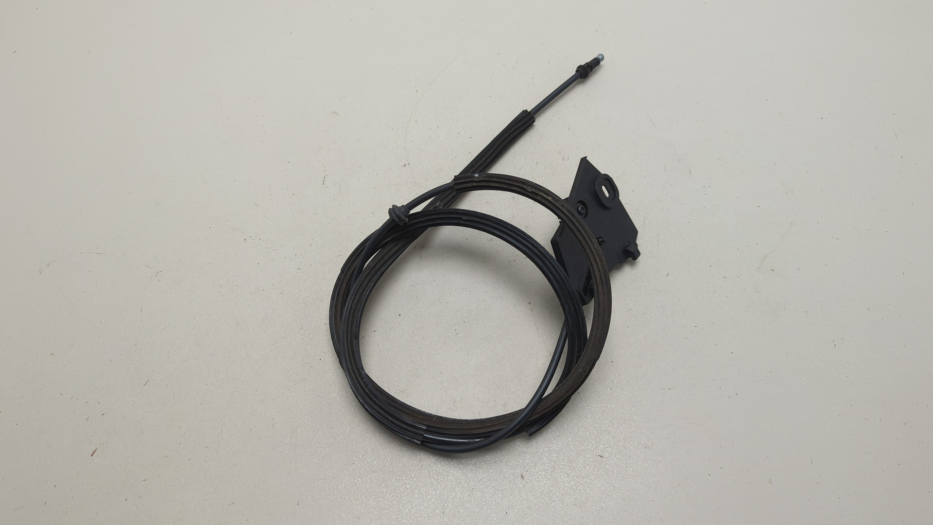 Трос открывания капота