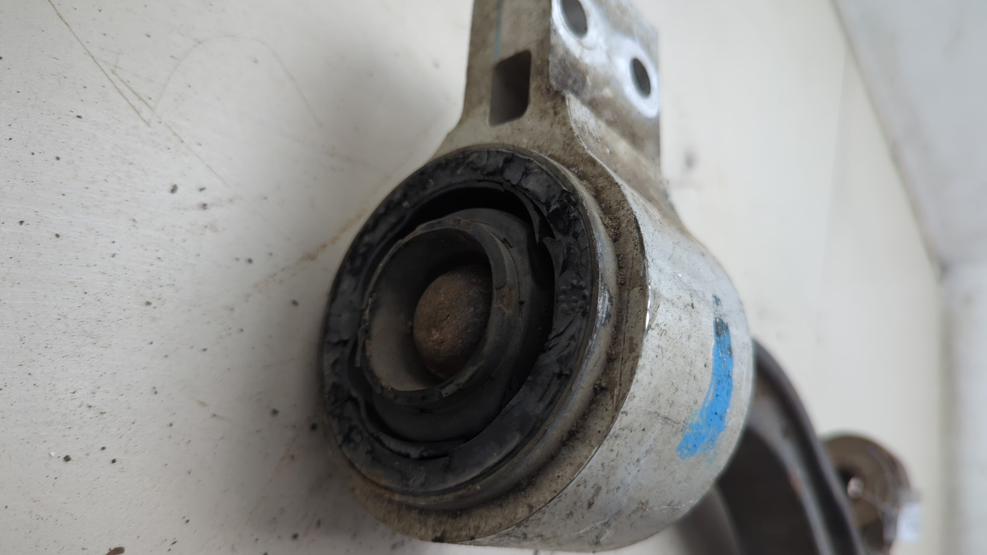 Рычаг передний правый