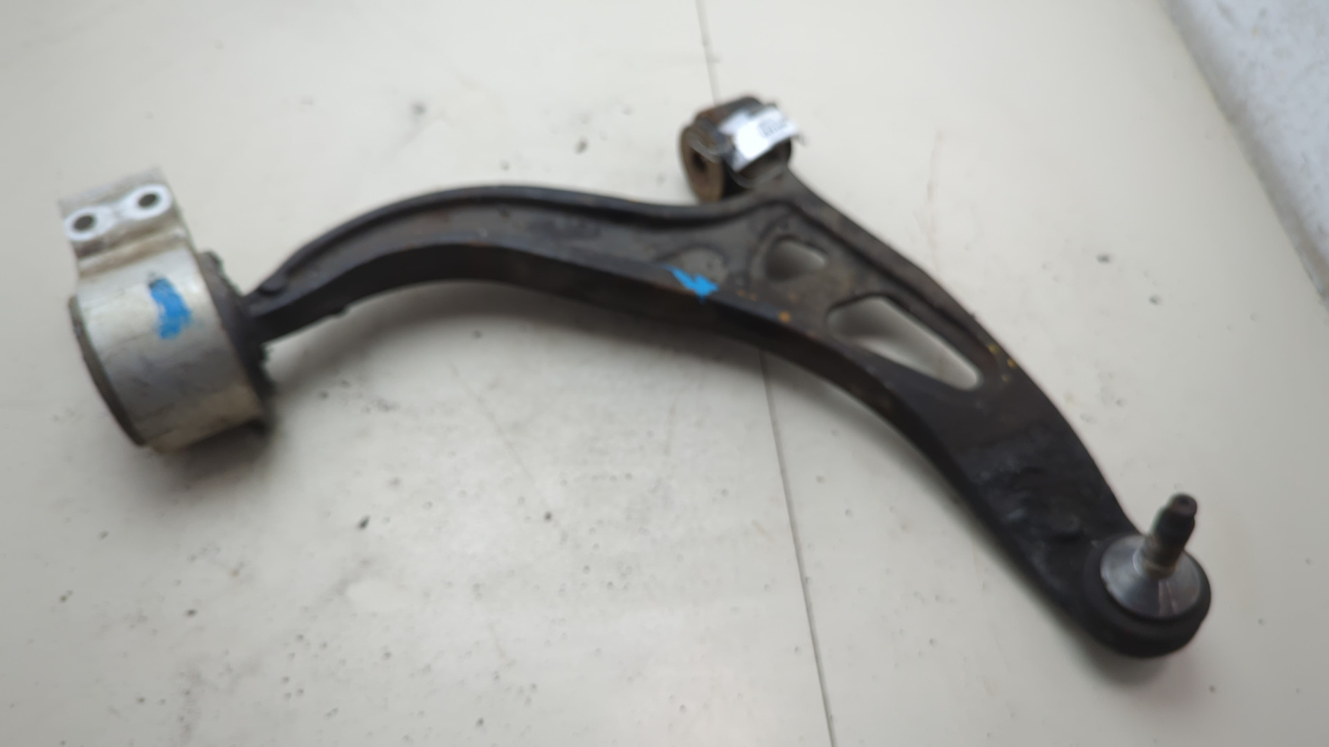 Рычаг передний правый