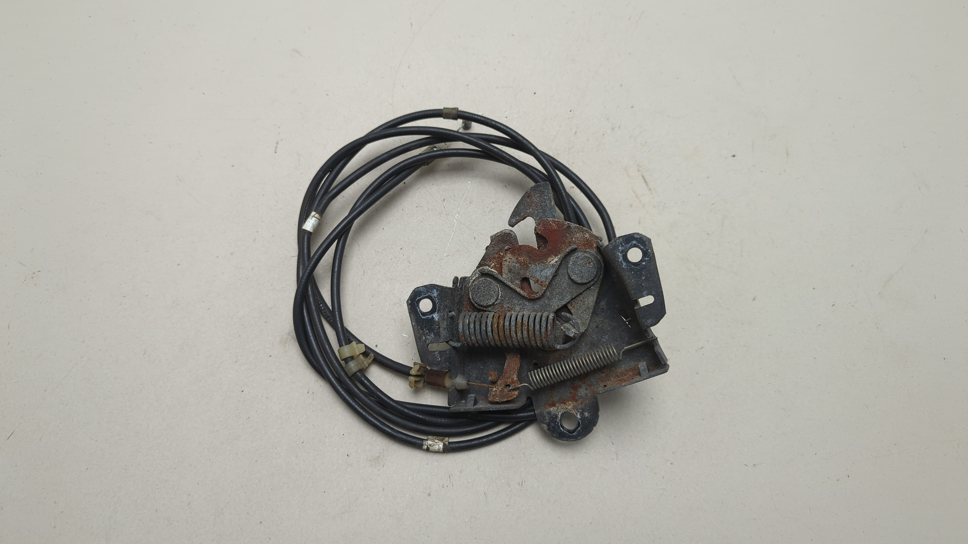 Замок капота