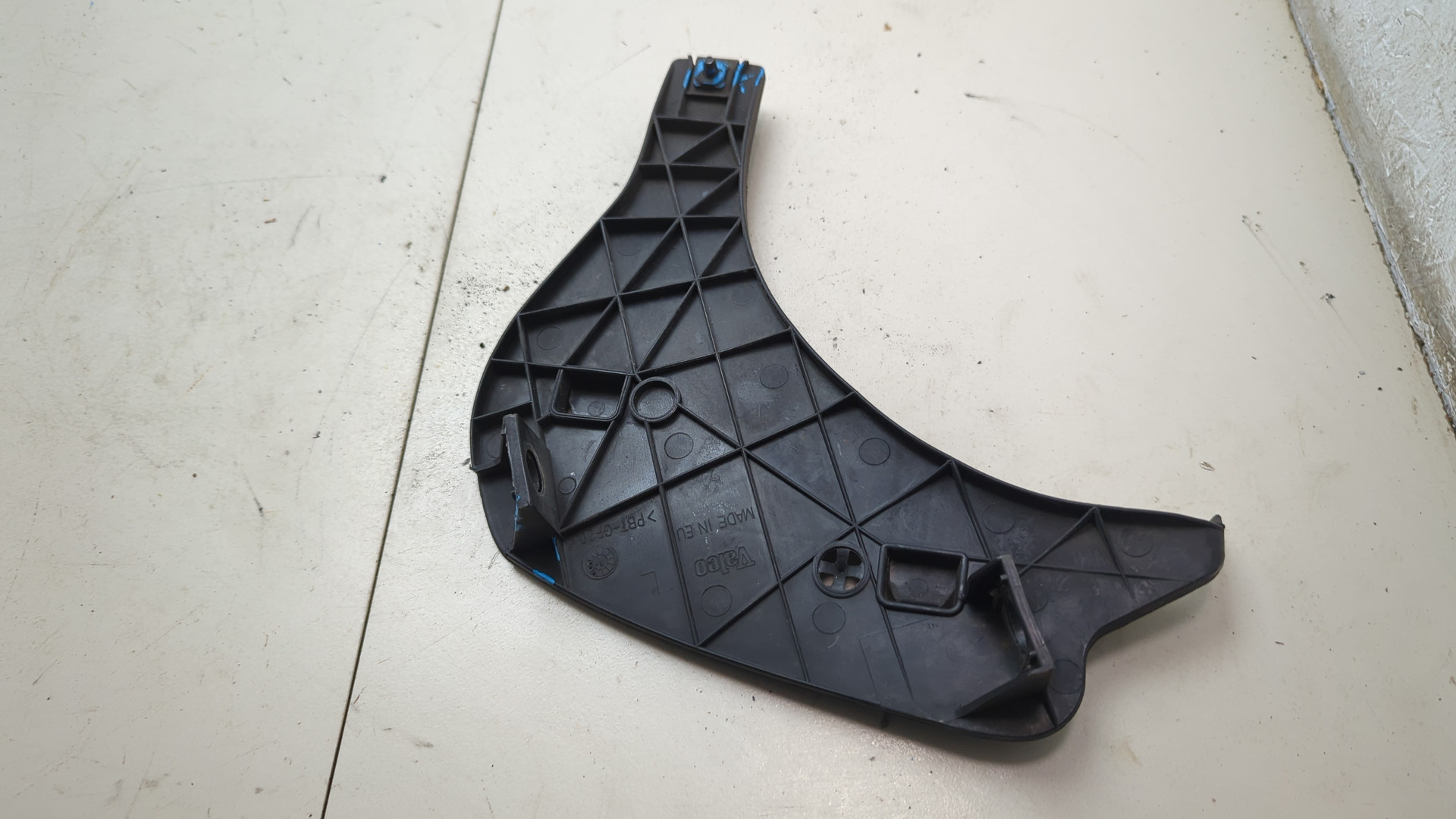 Кронштейн фар левый