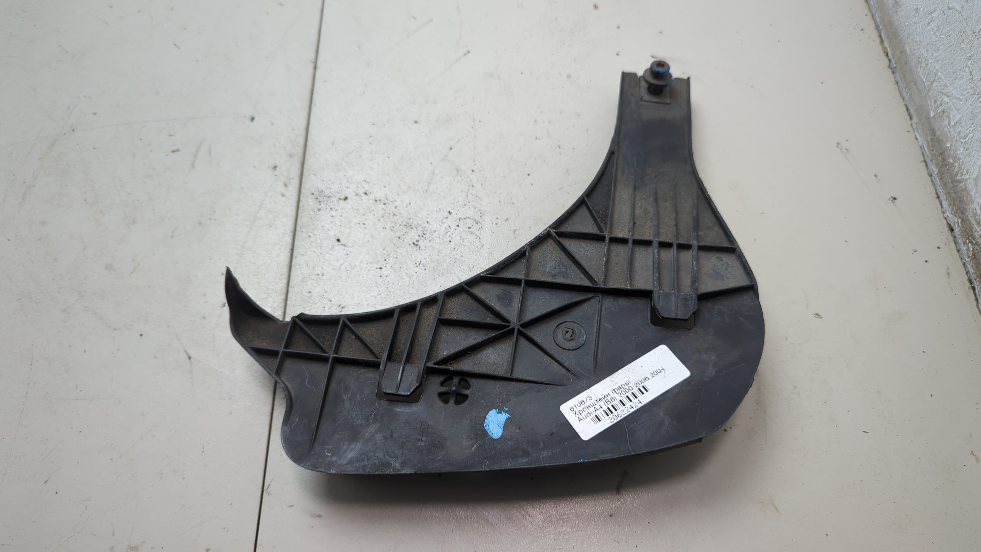 Кронштейн фар левый