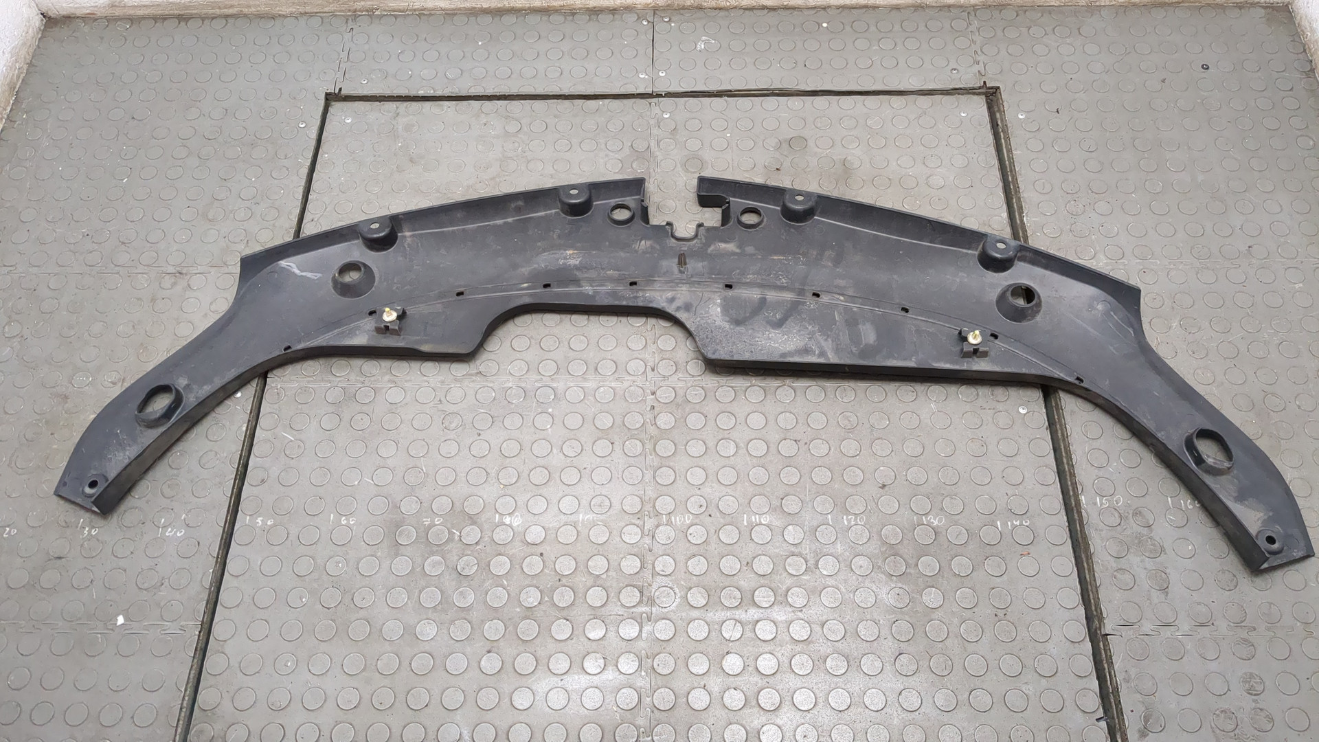 Кожух замка капота