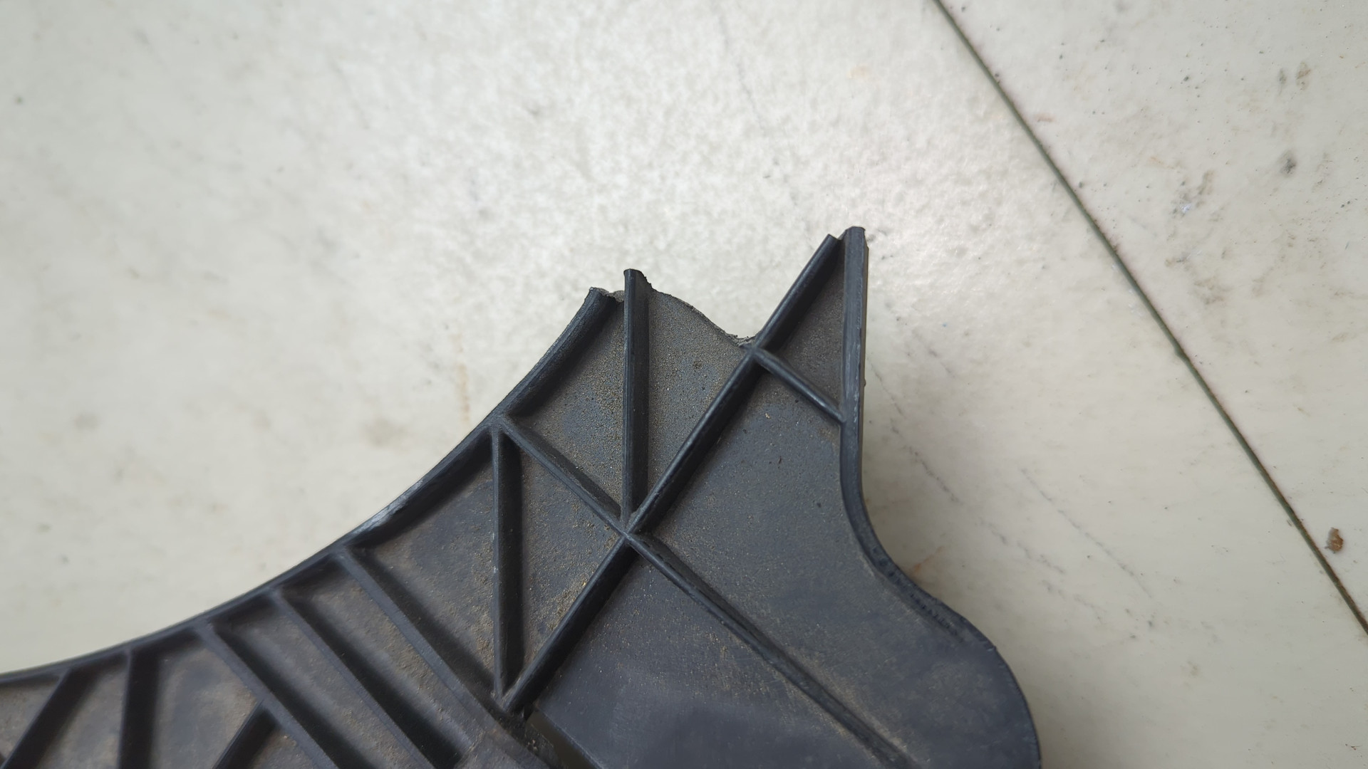 Кронштейн фар правый