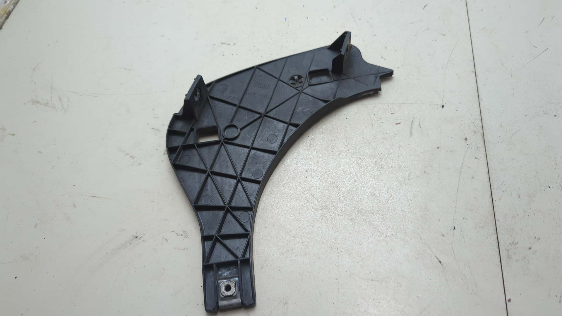 Кронштейн фар правый