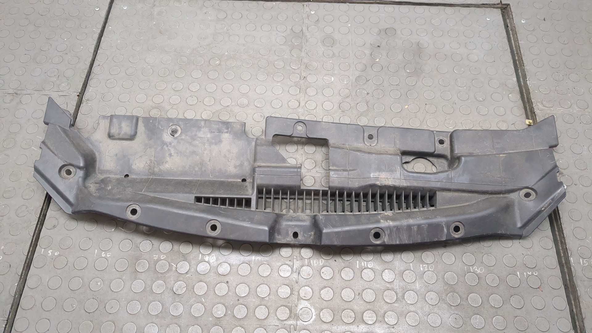 Кожух замка капота