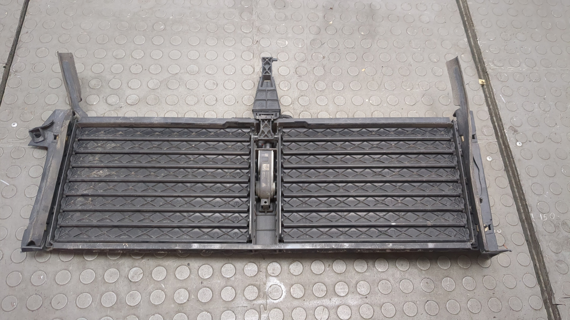 Жалюзи (воздуховод) бампера переднего