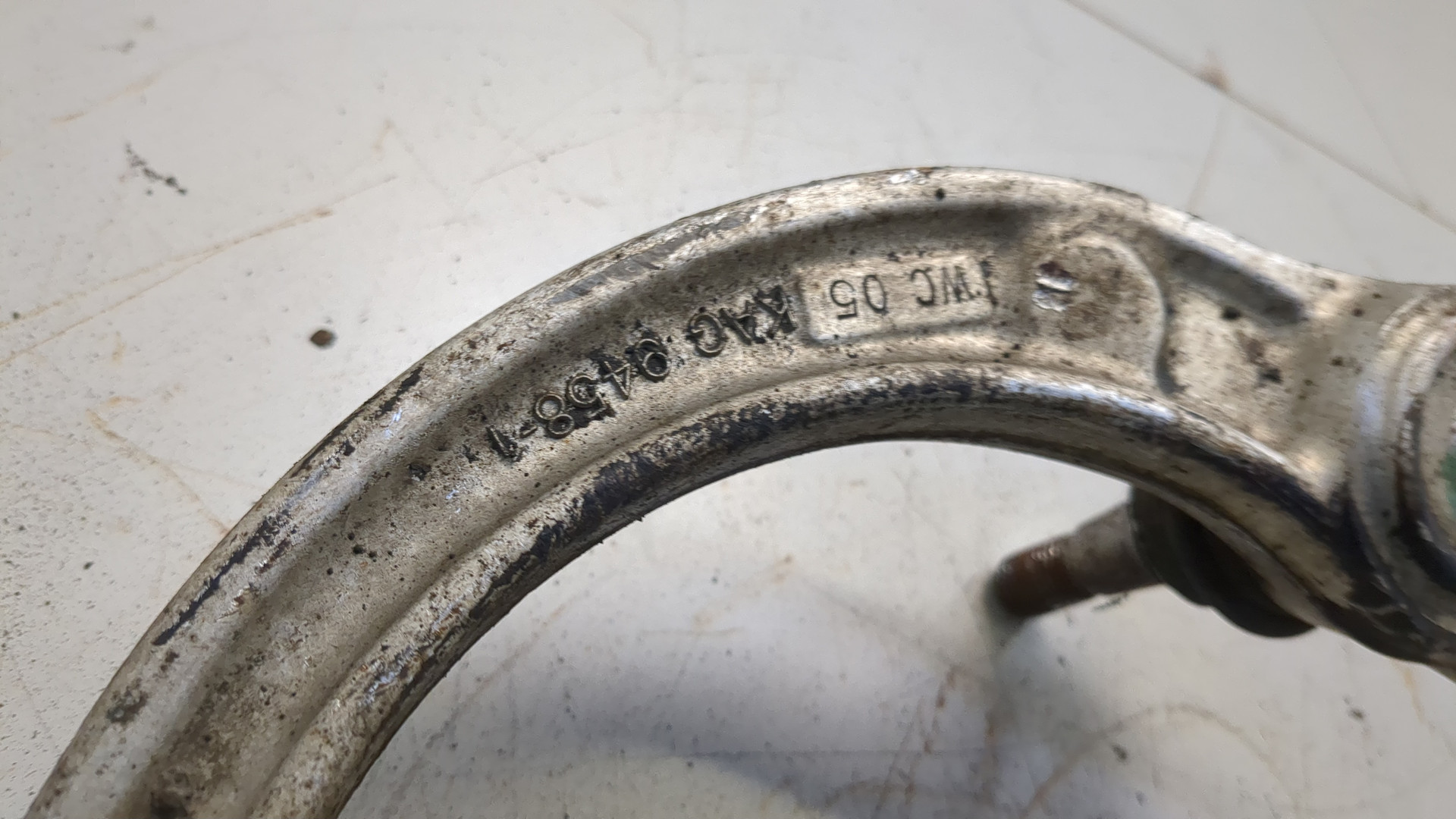 Рычаг передний левый