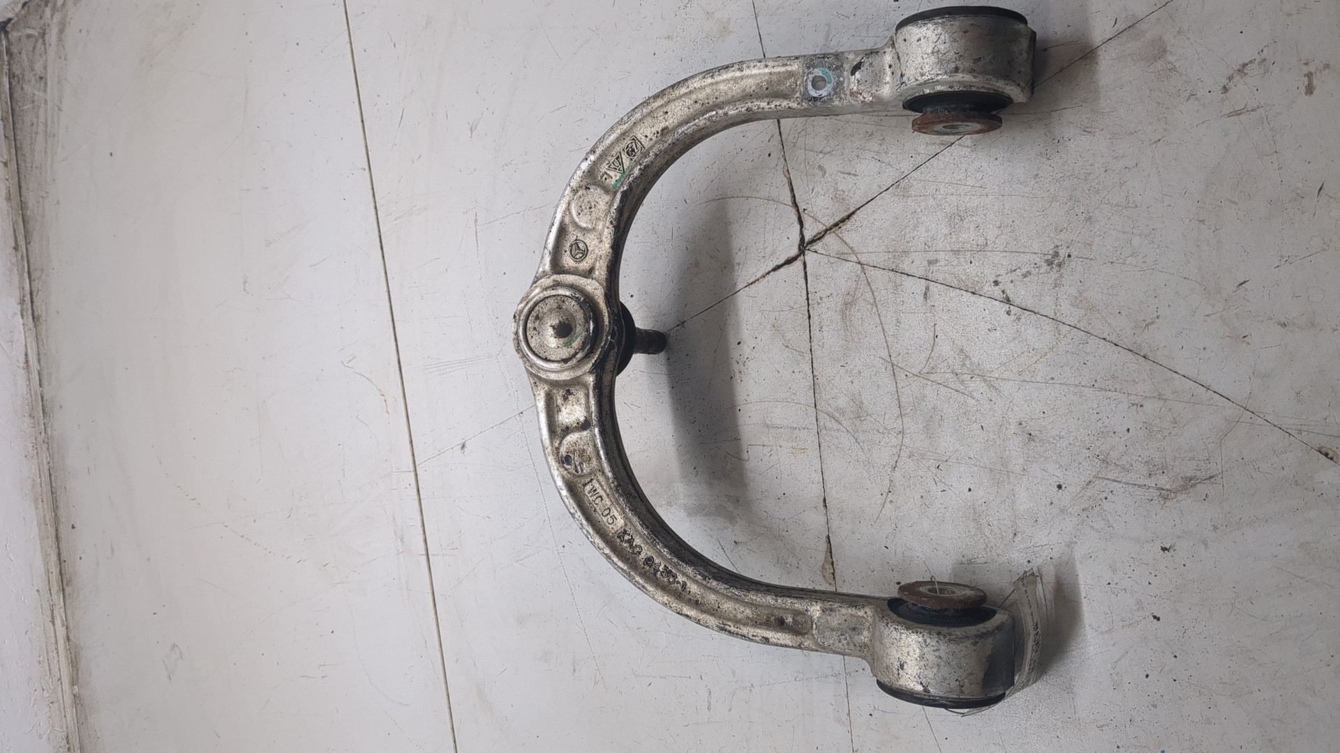 Рычаг передний левый