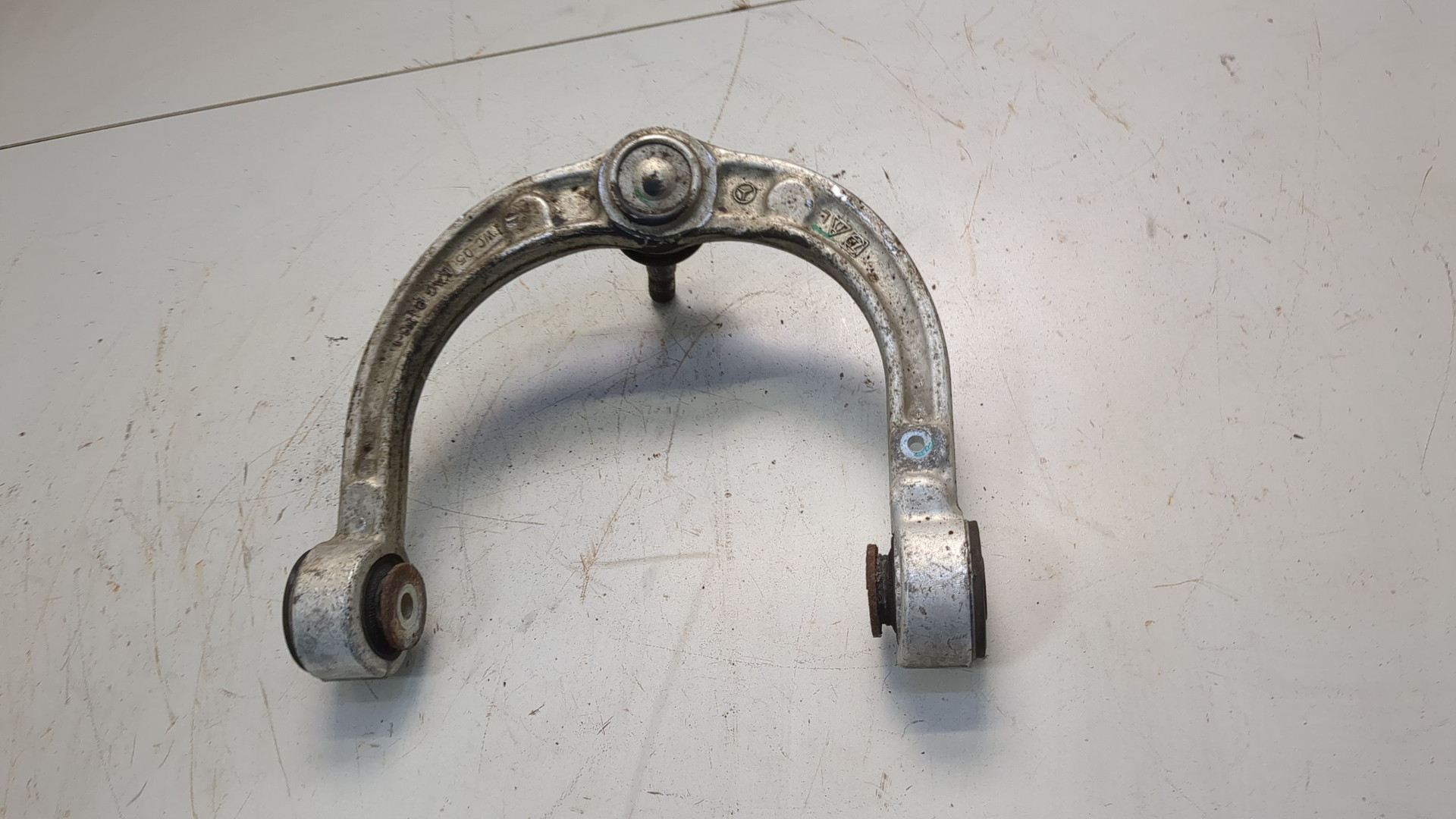 Рычаг передний левый