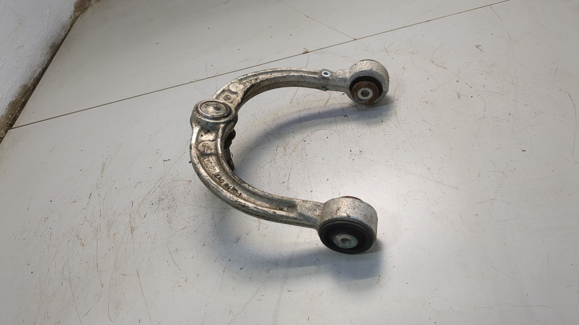 Рычаг передний левый