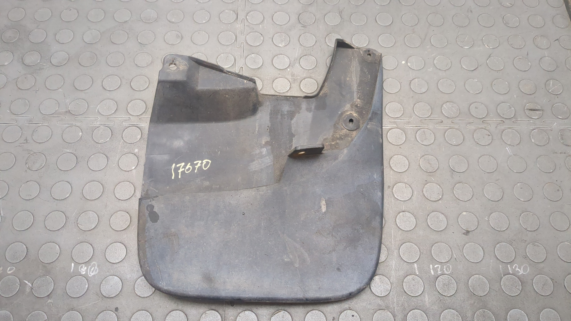 Брызговик передний правый