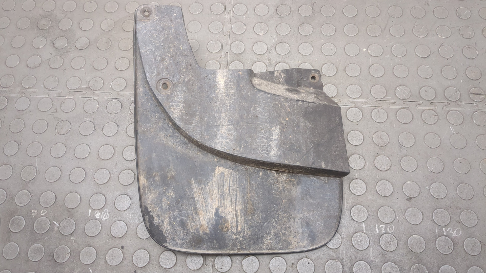 Брызговик передний правый