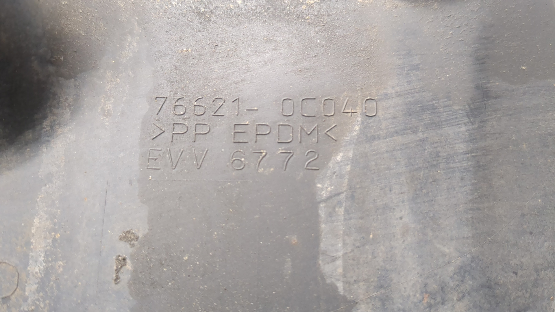 Брызговик передний правый