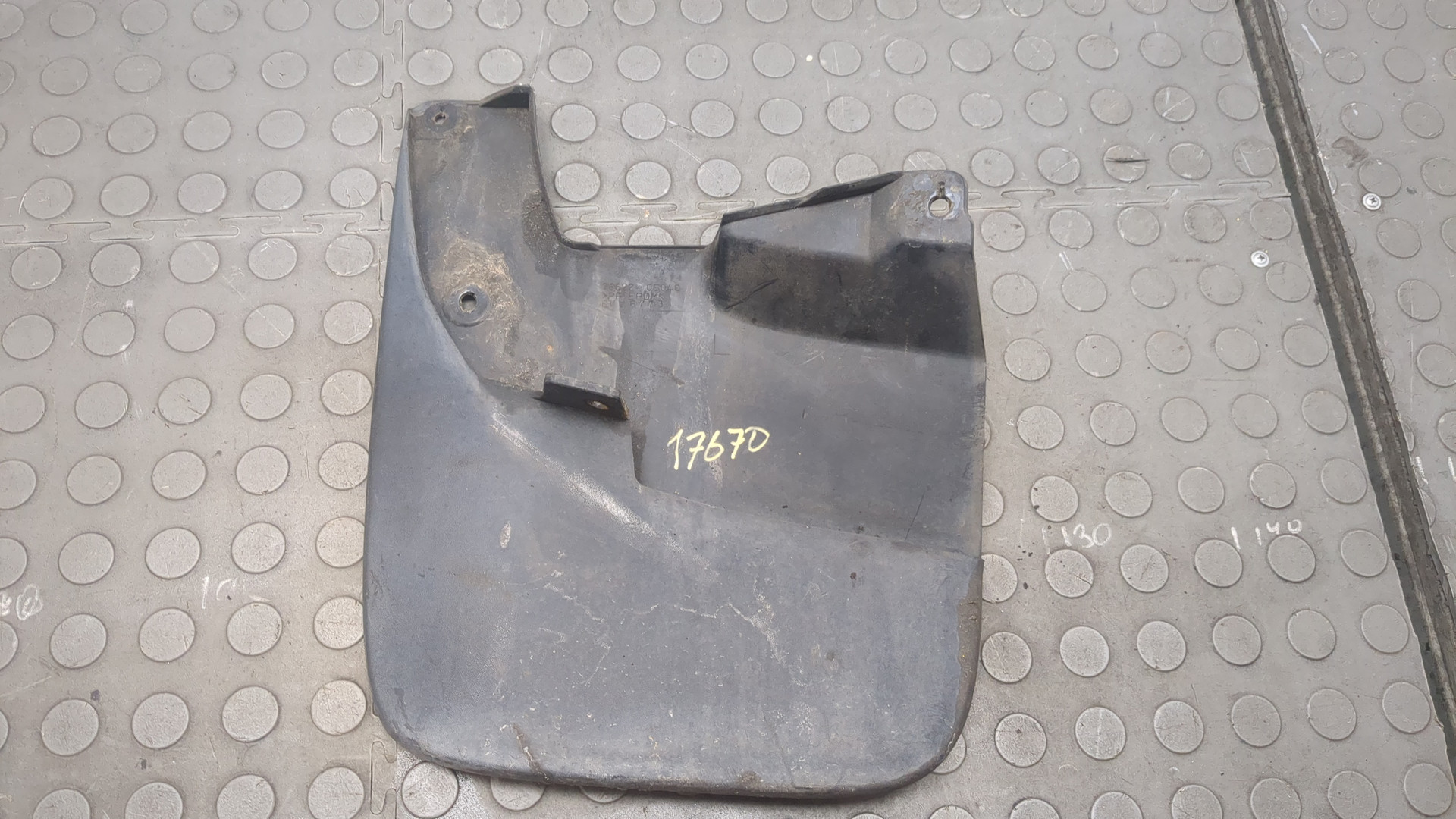 Брызговик передний левый