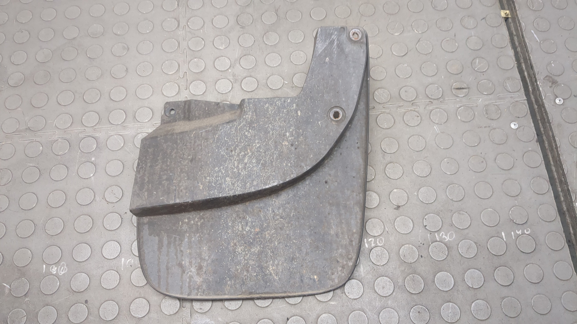 Брызговик передний левый