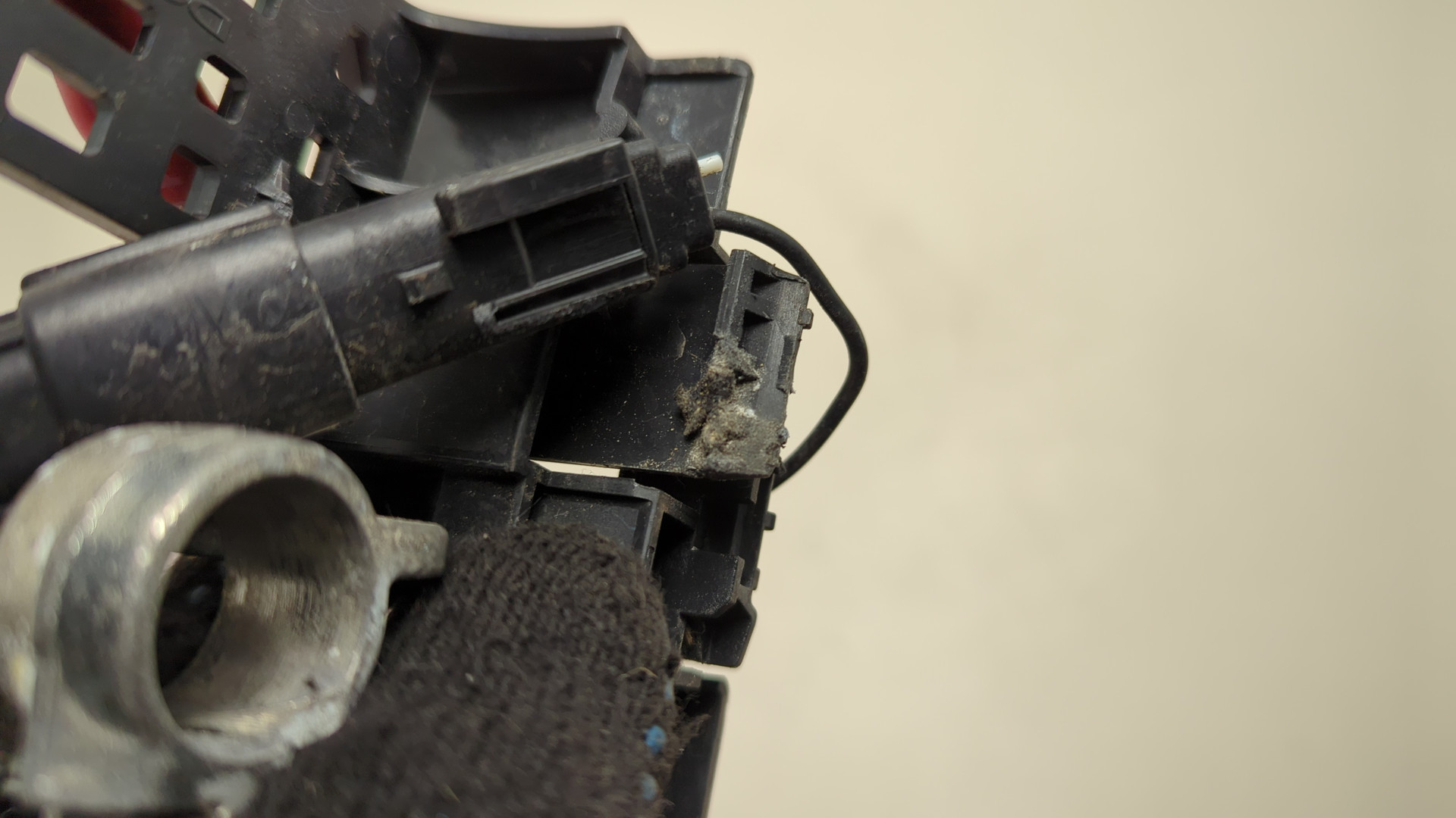 Клемма аккумулятора -