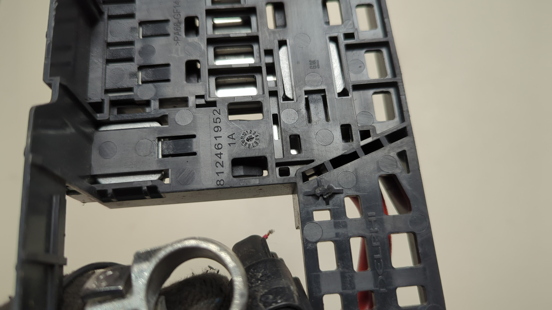 Клемма аккумулятора -