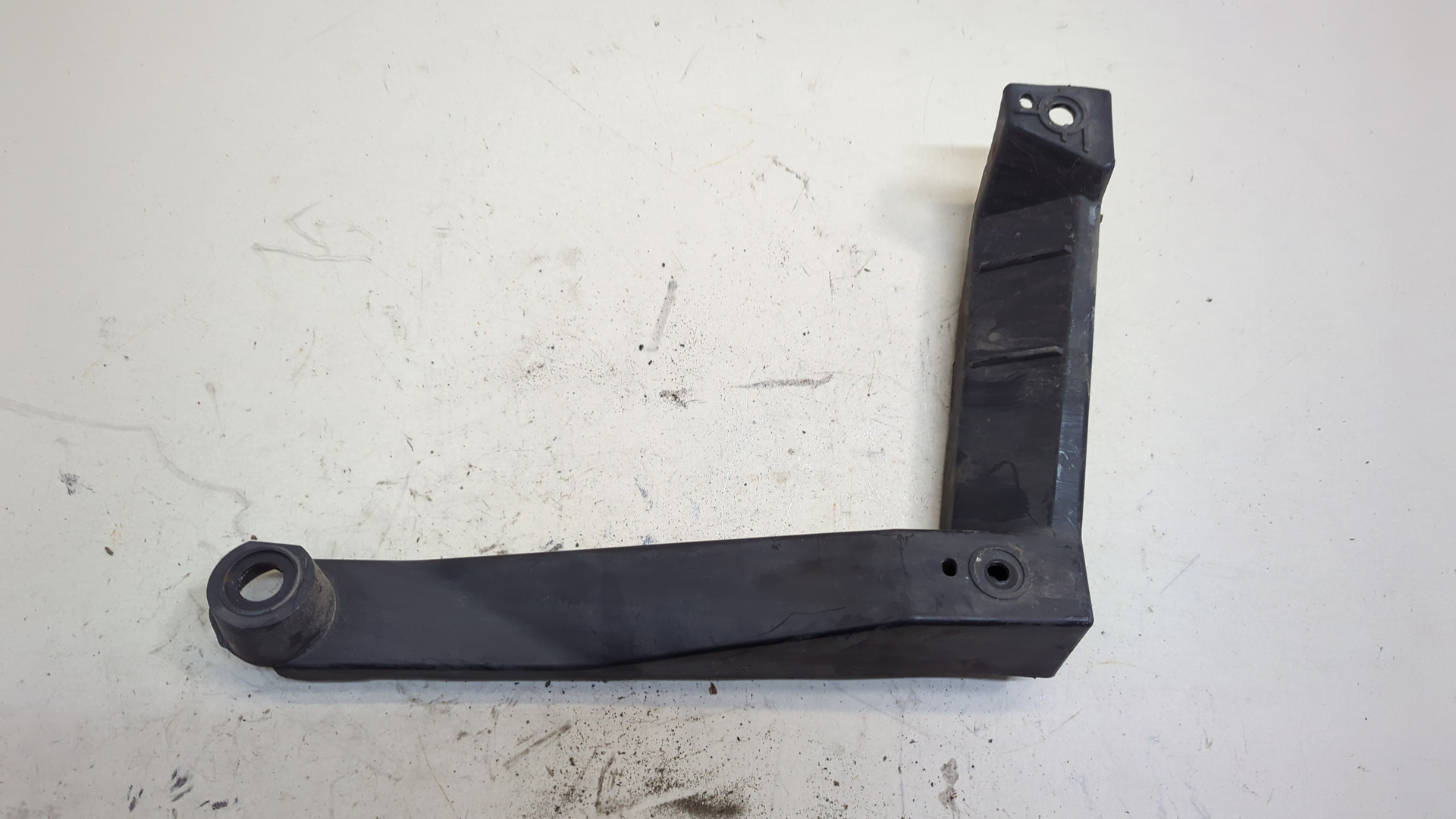 Кронштейн заднего бампера правый