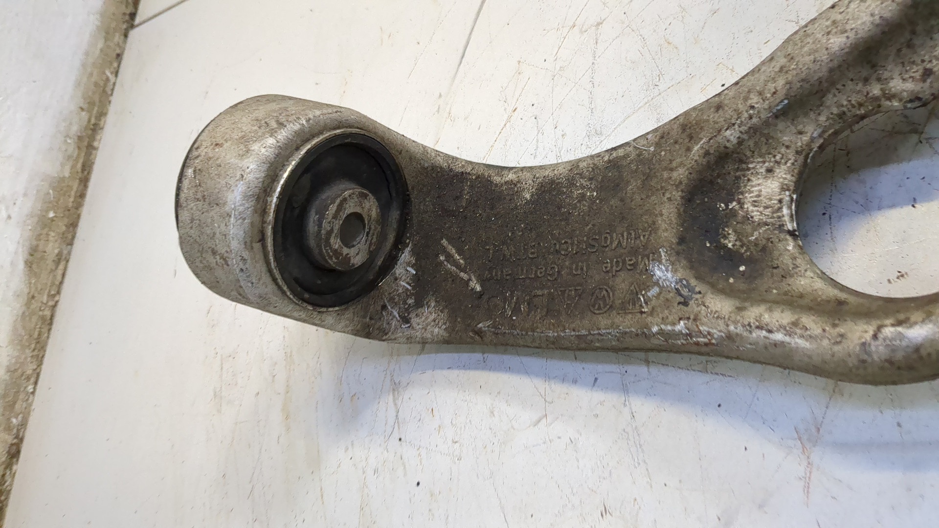 Рычаг передний левый