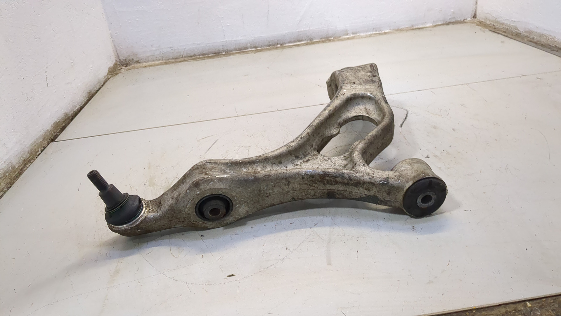 Рычаг передний левый