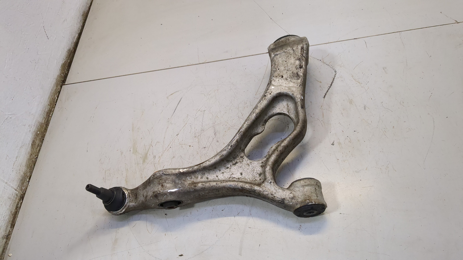 Рычаг передний левый