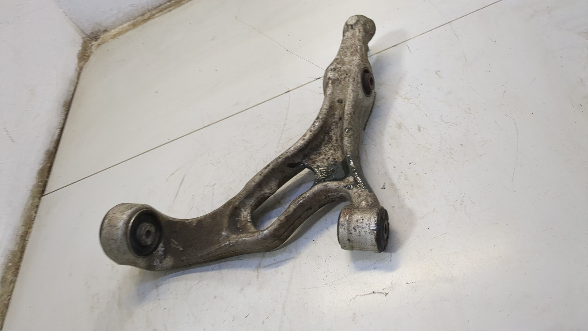 Рычаг передний левый