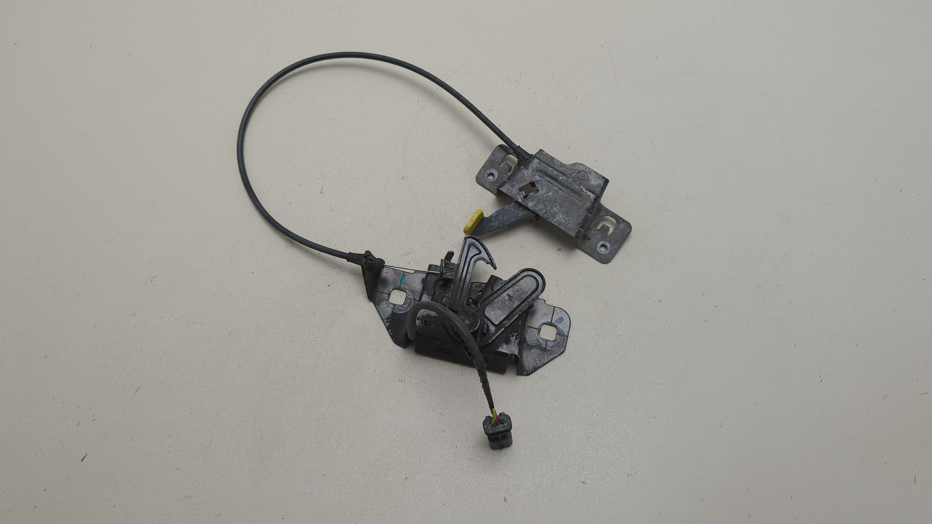 Замок капота