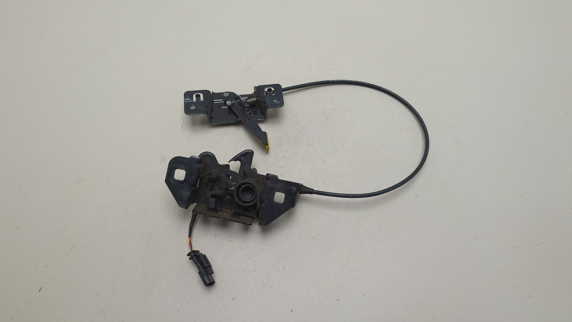 Замок капота