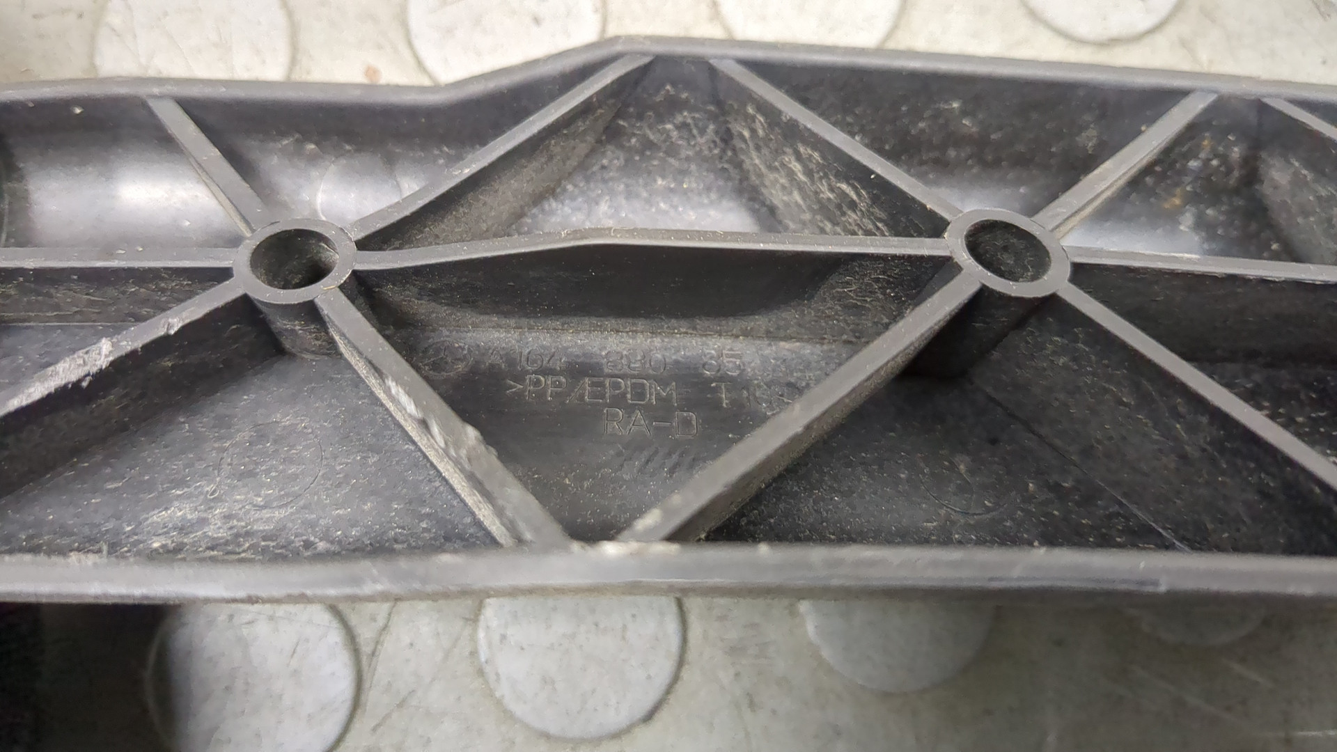 Кронштейн заднего бампера