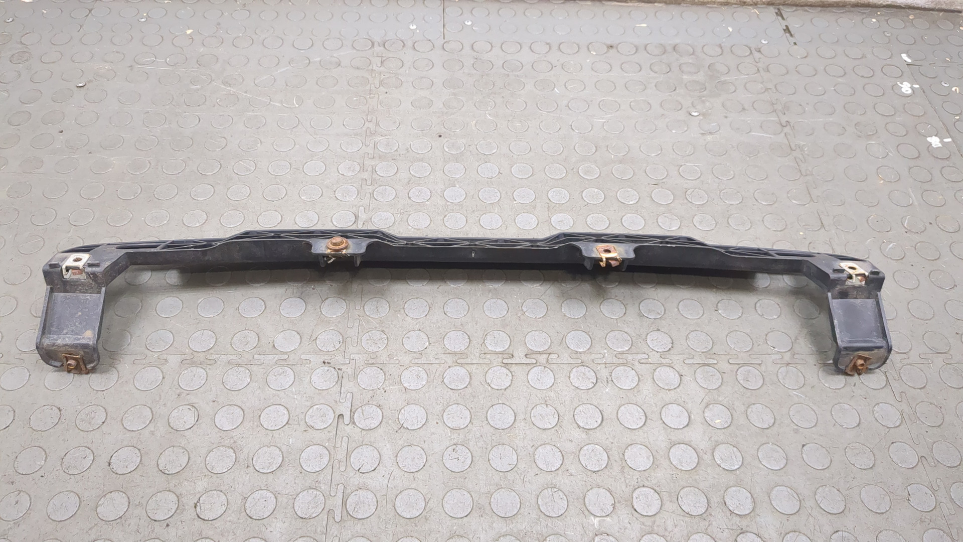 Кронштейн заднего бампера