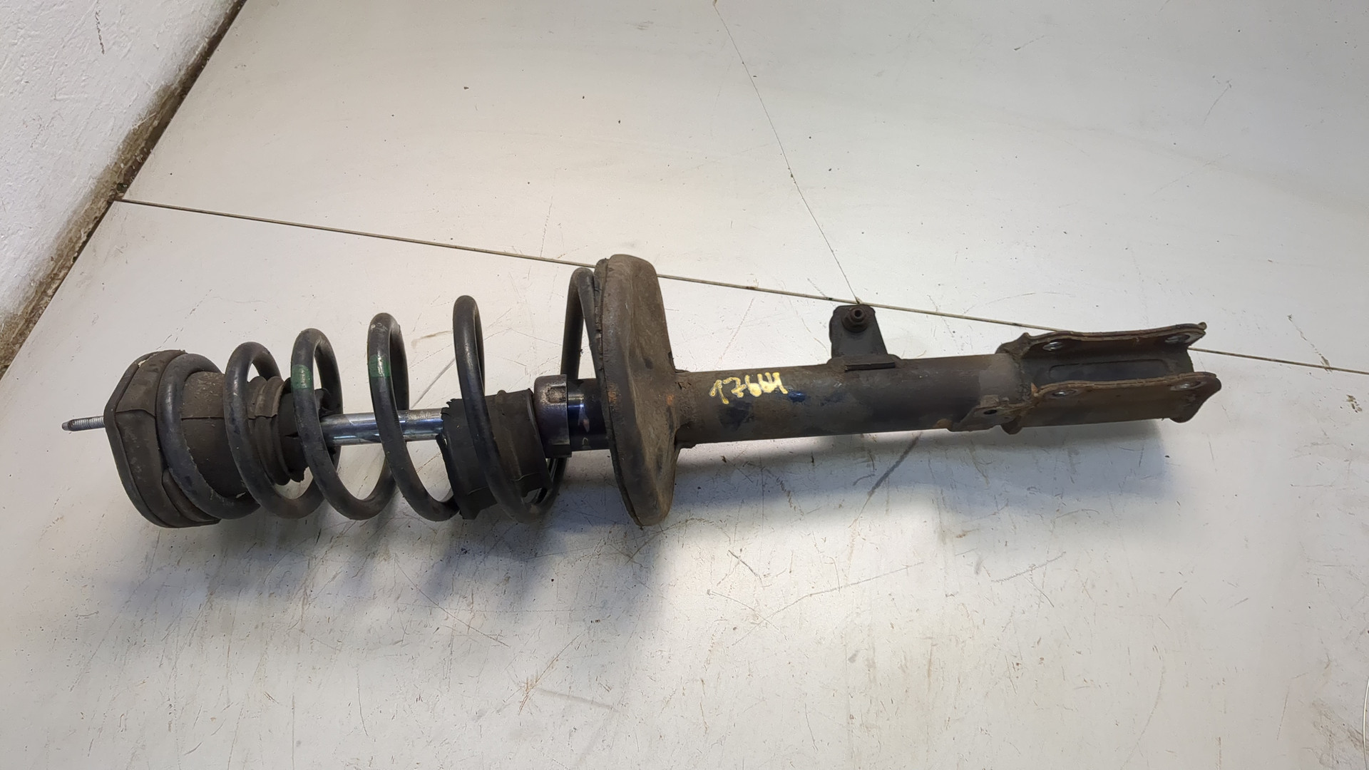 Амортизатор задний левый